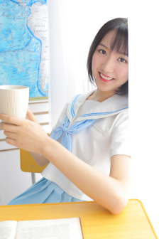 漂亮人妻当面被朋友玩弄